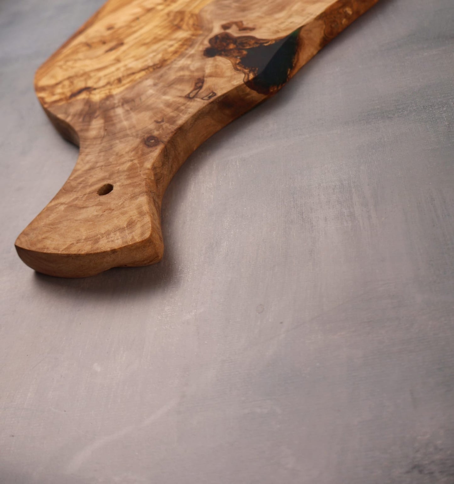 Tocător cu maner din lemn de maslin cu rasina 40 x 20 cm