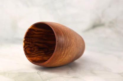 Чаша за вода от маслиново дърво